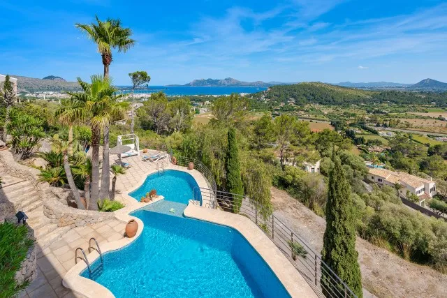 Superb offer: Luxury sea view villa with rental license for sale in Puerto Pollensa, Mallorca — photo 1