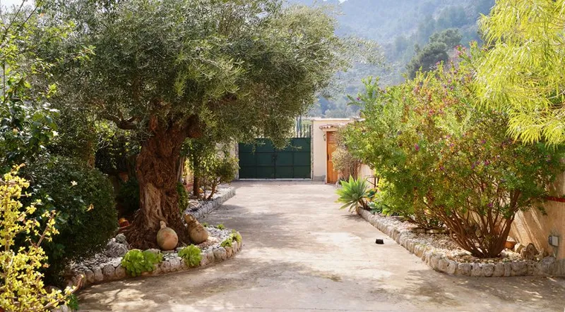 Impressive first-line sea villa in the port of Soller — photo 9