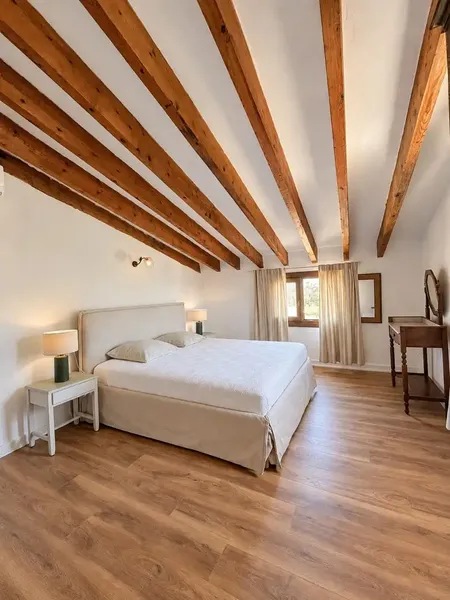 Piedra natural, un gran arco y techos de gran altura con vigas vistas definen el carácter de esta casa de campo tradicional mallorquina ubic — photo 10