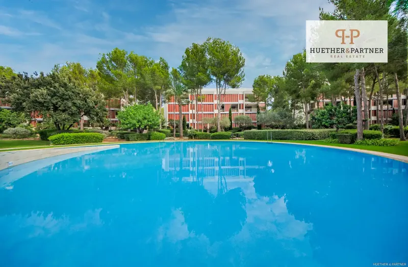 This elegant penthouse is located on the second floor of an exclusive gated residential complex in the coveted area of Bendinat, a few steps from the sea. — photo 1