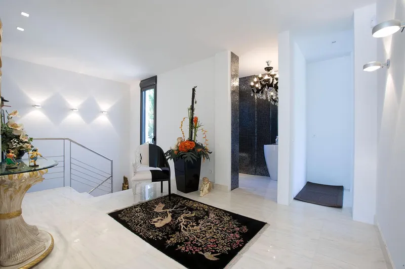 Impressive luxury villa near the harbor and golf course — photo 12
