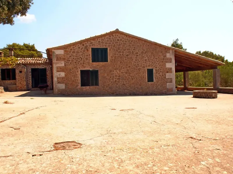 Beautiful Stone House with 80cm walls, on a rustic estate of approx. 33,000m2, has cistern water, Endesa electricity, distributed in — photo 8