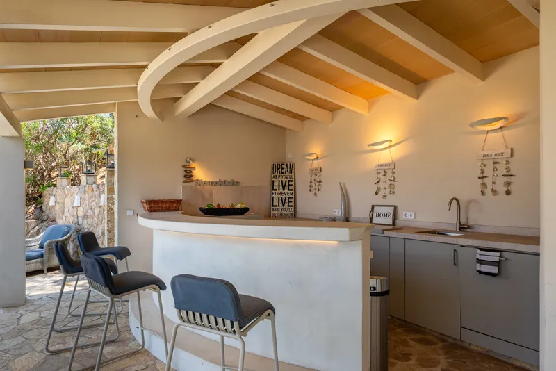Modern Mediterranean villa with panoramic views of the sea, the harbor and the mountains — photo 9