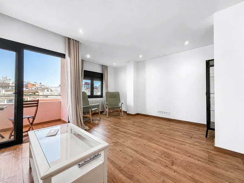 Elegant renovated apartment with terrace in the heart of Santa Catalina, Palma — photo 2