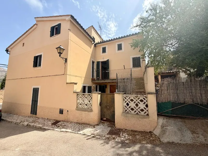 On the main street of S'Arraco, we find this large property to renovate with many possibilities. — photo 1