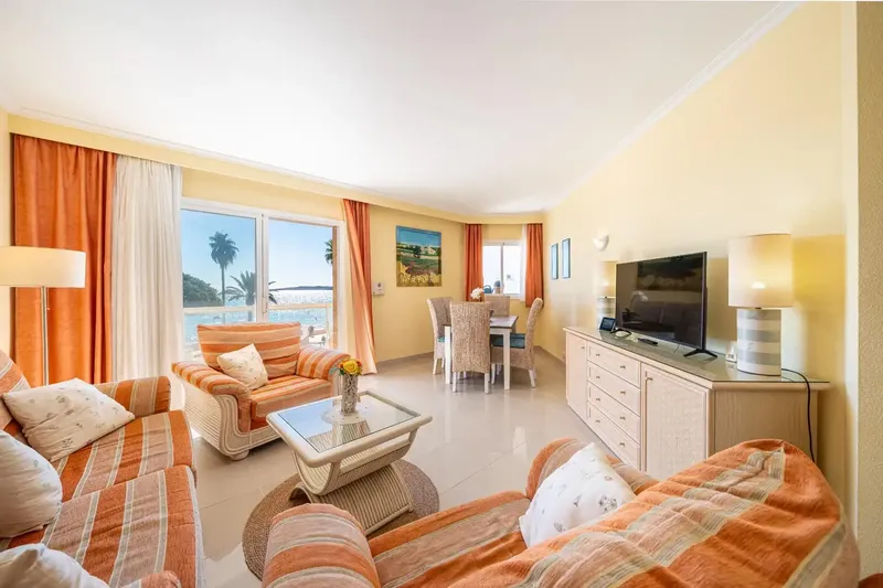 Gestpropiedad, real estate agency in Mallorca, presents this apartment located on the seafront in Cala Millor, a property that stands out for its — photo 7