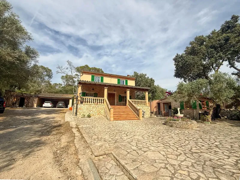 Discover this charming rustic estate offering the perfect combination of comfort and functionality. — photo 2