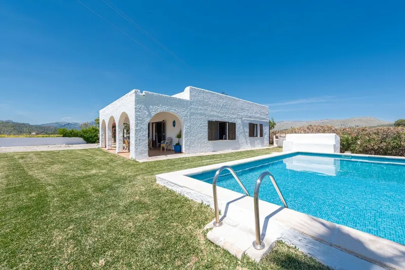 Charming country property for sale in Port de Pollença with easily maintained gardens and swimming pool — photo 1