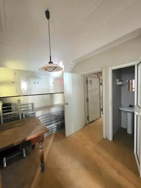 Ground floor apartment for sale (not a loft) in the sought-after area of Arxiduc. — photo 5