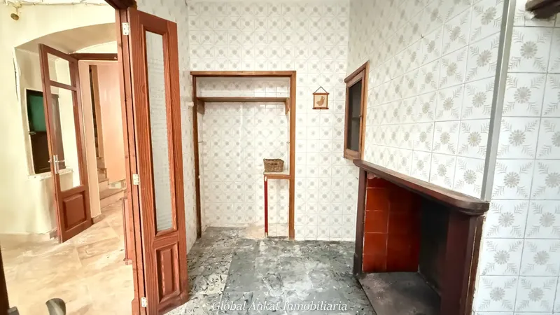 This 258 m² townhouse, distributed over three floors on a 163 m² plot, offers endless possibilities to — photo 11