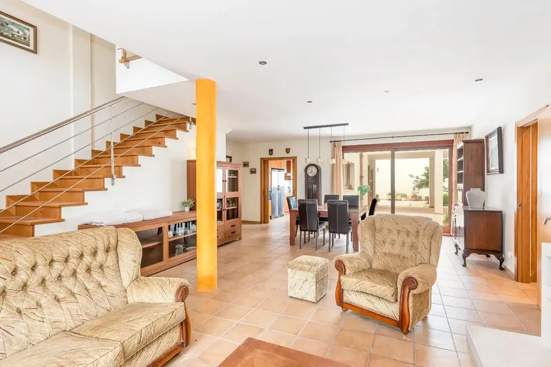 Located in Colònia de Sant Pere, this house opens onto a large living-dining room of generous dimensions, the true heart of the home. — photo 8