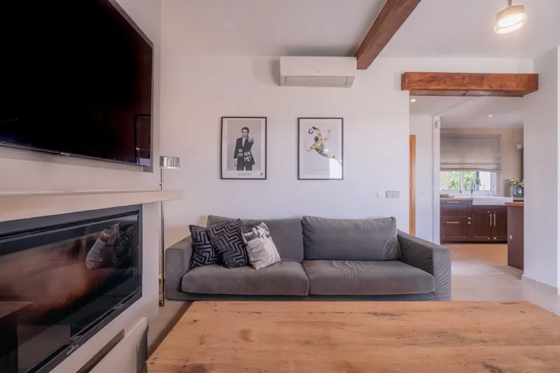 Beautiful family home with pool and panoramic countryside views — photo 12