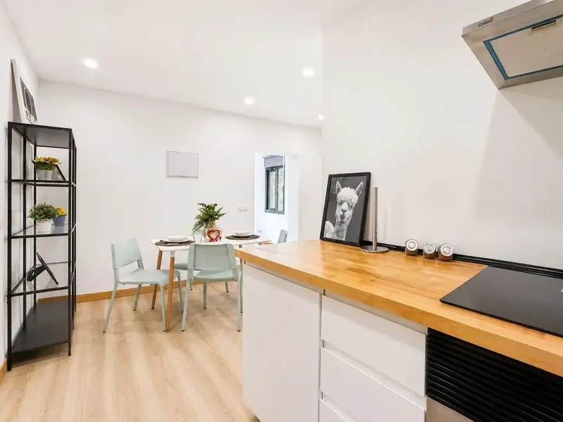 Just a few steps from the sea, in a residential and quiet area of Magaluf, this bright and fully renovated home is located — photo 6