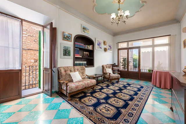 Centrally located manor house with courtyard and garage in Sóller — photo 9