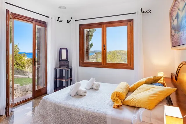 Superb offer: Luxury sea view villa with rental license for sale in Puerto Pollensa, Mallorca — photo 12