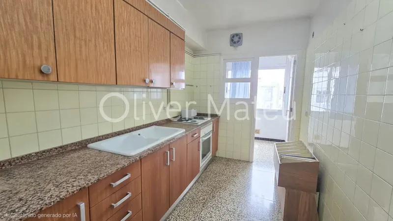 Fifth floor with elevator in Bons Aires area, just 10 minutes from the center. It has 105 m² usable with 4 bedrooms, three double — photo 3