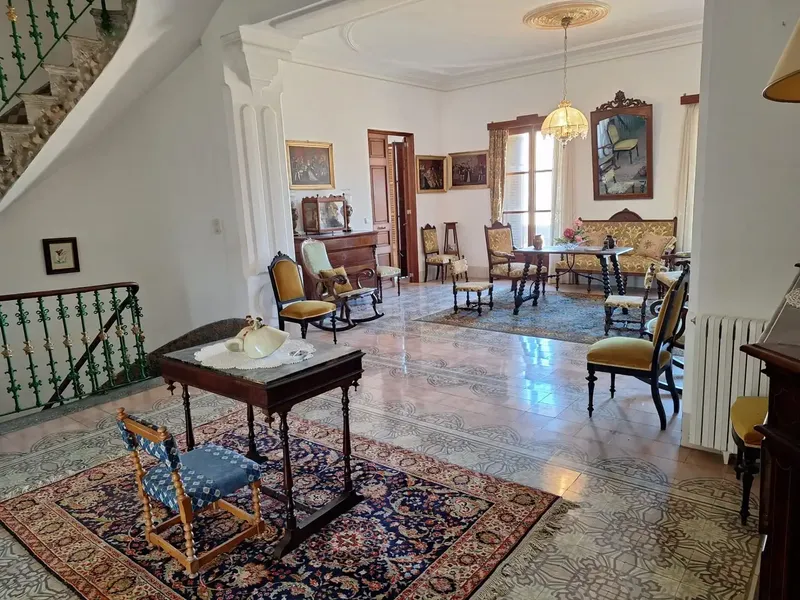 Impressive early 20th century house with all its charm and glamour, three floors, more like a mansion — photo 1