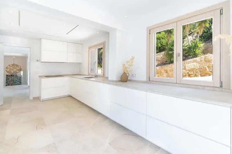 This spectacular villa in Son Vida with pool surrounded by palm trees and fantastic views of the green surroundings is located on a plot — photo 7