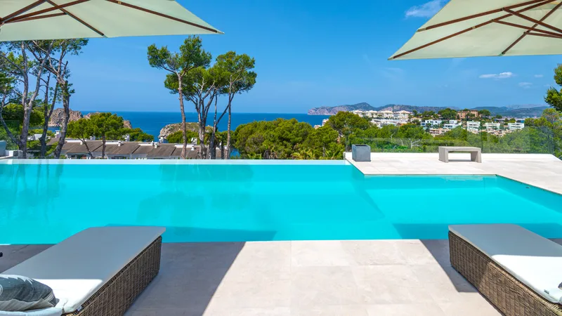 Sophisticated luxury villa in Santa Ponsa with pool, tennis court and fantastic sea views — photo 10