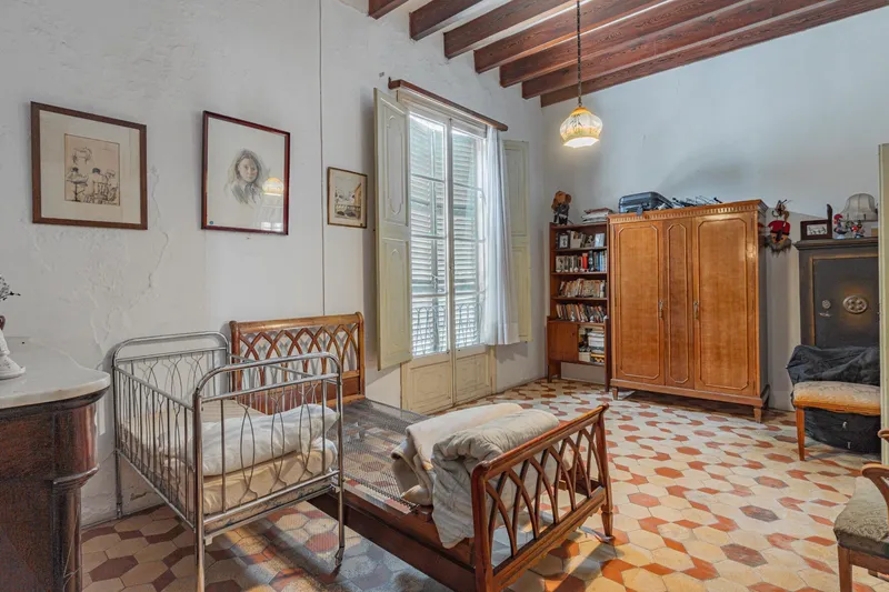 Centrally located manor house — photo 11