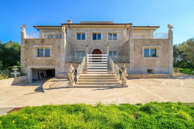With over 16,000 m² of land and an elegant 608 m² residence, this property perfectly combines luxury, privacy and spectacular — photo 5