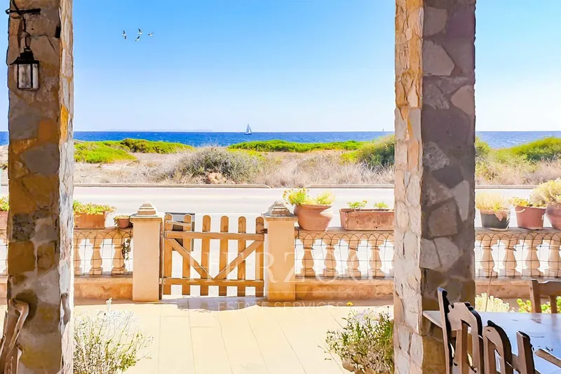 Townhouse in first sea line with sea view and expansion potential in Sa Rápita — photo 1