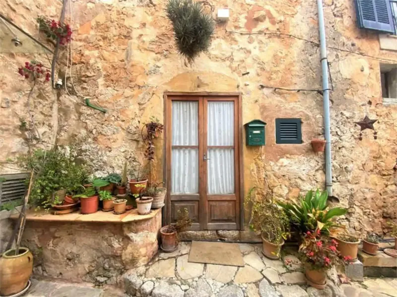 Esporles. Stone village house, renovated with great character, with a facade on a small and beautiful pedestrian stone street and another on a road with easy access for unloading. — photo 1