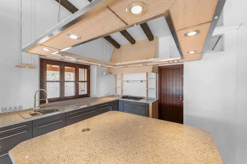 15,326 m² finca with 8 rooms, pool and sea view for sale — photo 3