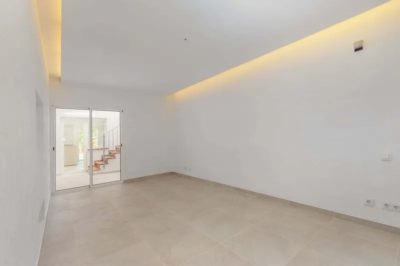 Spacious villa in a prime residential area — photo 9