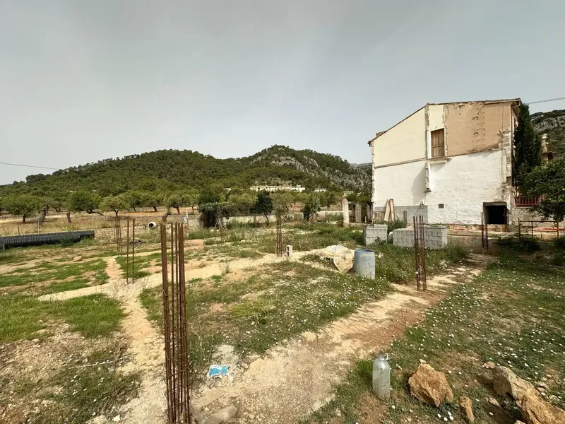 Discover this picturesque home located in the heart of the municipality of Selva, in the charming area of Caimari. Situated at the foot of the — photo 1