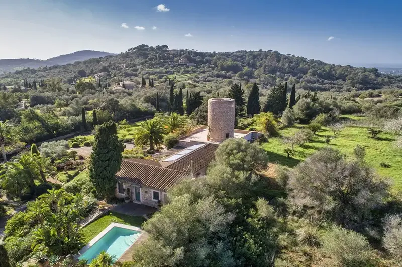 This exceptional property is available for purchase, nestled within a charming hilly landscape. It enjoys an elevated position — photo 1