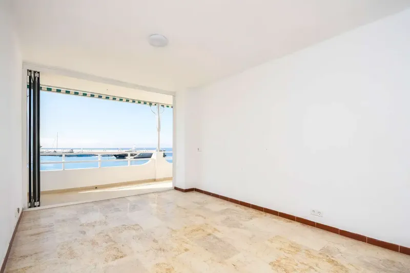 A unique opportunity awaits you: in the best location in Port Adriano, directly on the promenade with dream sea views — photo 3