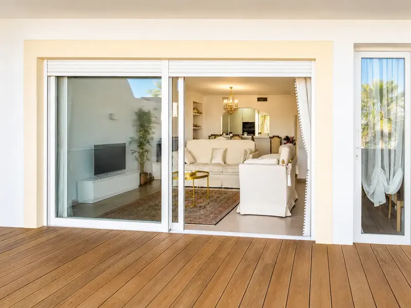 This well-kept townhouse in a quiet area of Genoa impresses with its Mediterranean style, spacious outdoor areas and its — photo 2