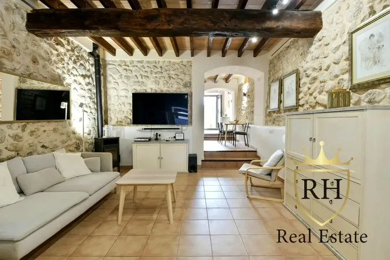 This property, dating from 1900, located 200 m from the Town Hall square, stands out for its Majorcan character, corner location and its excellent — photo 1