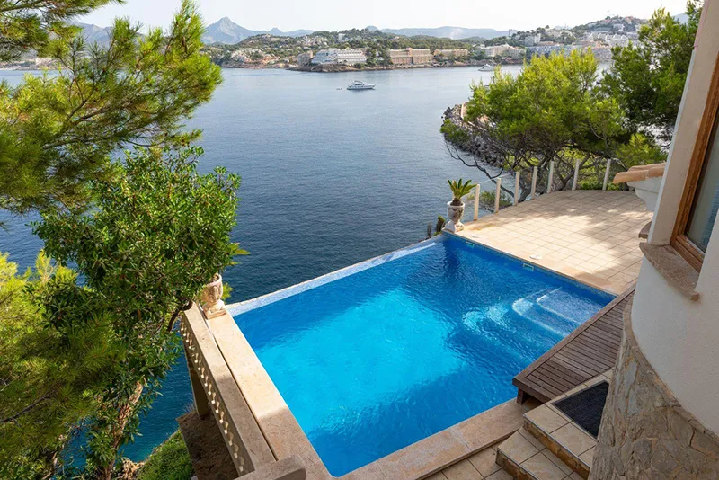 Exceptional villa on the first sea line in a prime location in Santa Ponsa — photo 3