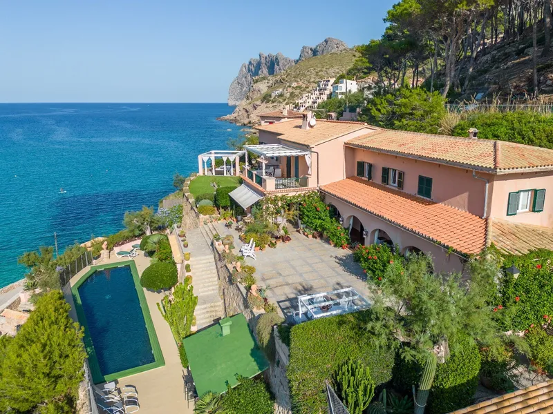 Villa of 571 m2 on the first sea line in Cala Sant Vicenç — photo 1