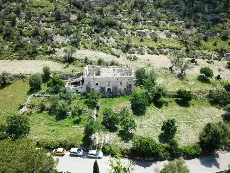 Located in an idyllic natural environment in the heart of the Serra de Tramuntana, this traditional Mallorcan finca offers an opportunity — photo 1