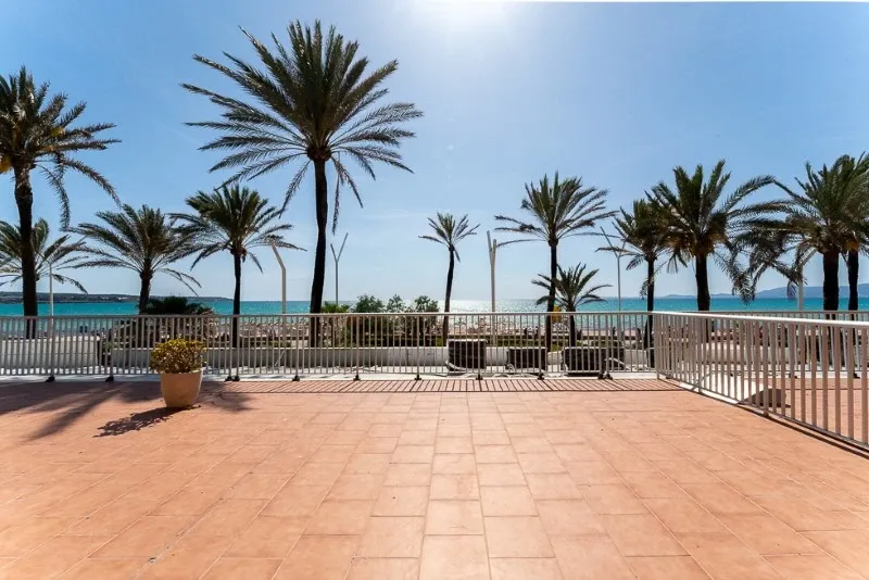 Renovated apartment on the first line with panoramic terrace in Playa de Palma — photo 1