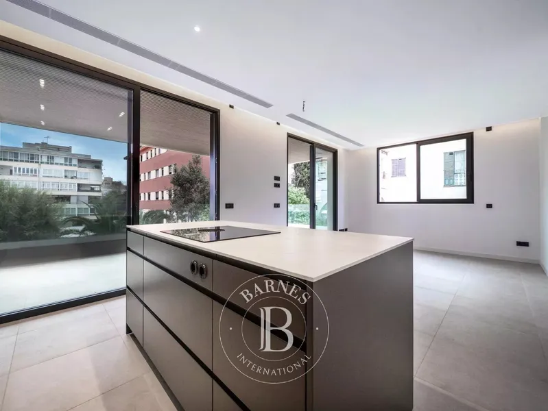 Bright and Spacious Apartment with South-Facing Terrace — photo 2