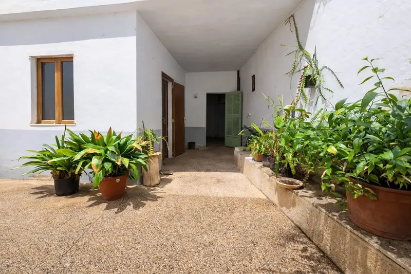 We present this charming ground-floor property with great potential, located in Son Amonda, one of the most sought-after and highly regarded residential areas — photo 1
