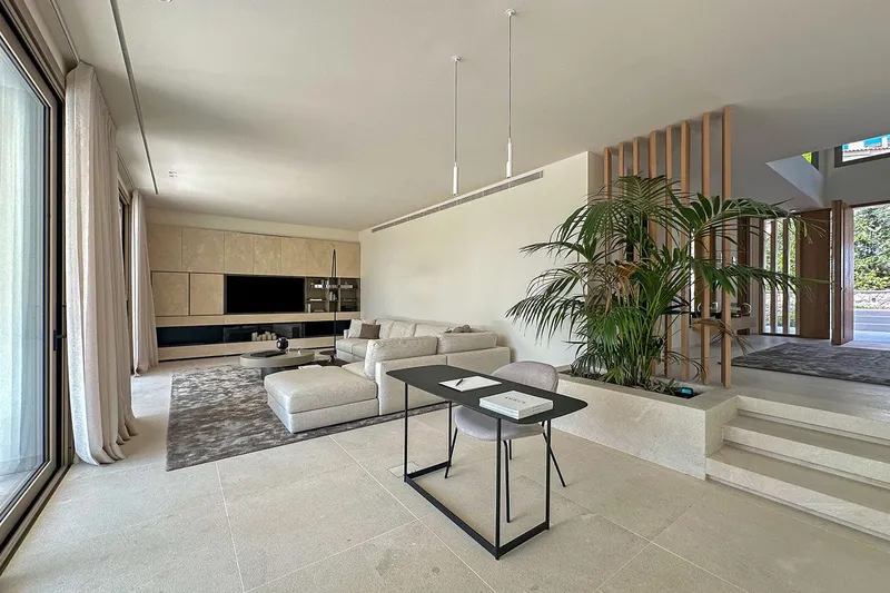 Stylishly renovated villa with wonderful outdoor area in prime location — photo 2