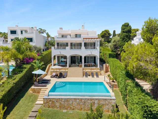 Frontline beach villa with sea views for sale in Cala d'Or, Southeast Mallorca — photo 1