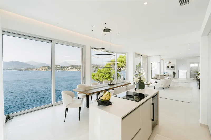 Renovated villa with pool on the front line in Santa Ponsa — photo 8