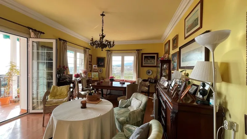 Spacious 250 m² apartment to renovate with private terraces, parking, and sea views — photo 2