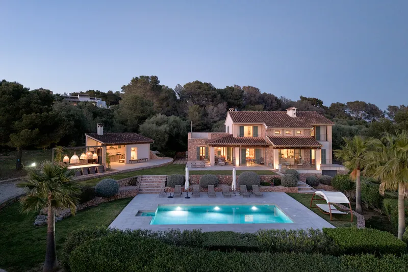 Alquiler exclusivo a largo plazo: Finca tradicional con vistas al mar y panorámicas en Puntiró - Marcel Remus Real Estate — photo 1