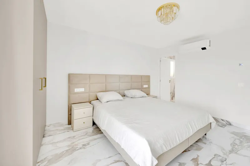 First occupancy after renovation: Exclusive apartment with pool, terrace & southwest-facing balcony — photo 5
