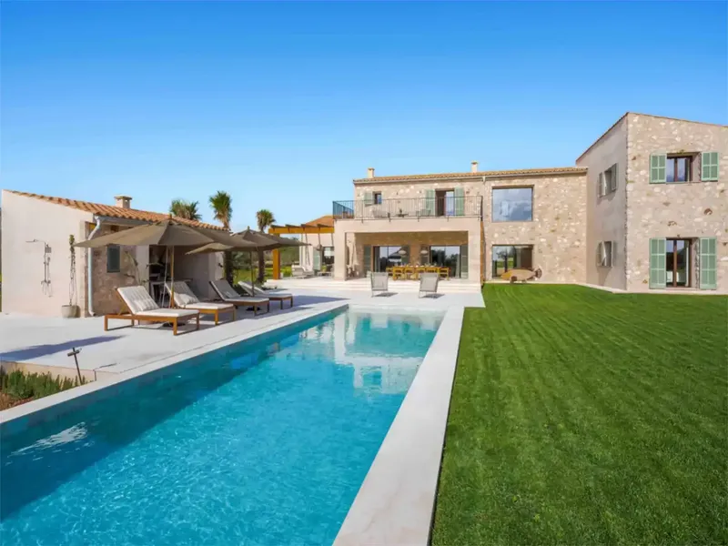 Discover this spectacular luxury villa located in a privileged setting near Santanyí. It sits on a 14,800 m² plot. This property perfectly c — photo 1