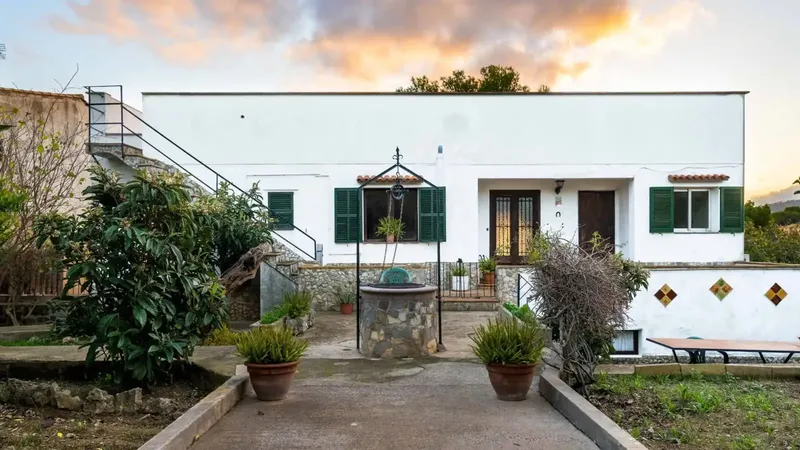 House with a total of 375 m2 built on a plot of 884 m2 in La Bonanova, Palma de Mallorca, divided into 2 apartments on the ground floor — photo 2