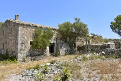 Estate with sea views and houses to renovate in Sant Llorenç — photo 1
