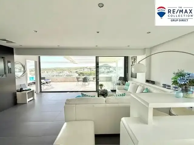 This beautiful penthouse occupies the top floor of a building with a communal pool and offers maximum privacy together with impressive views — photo 6